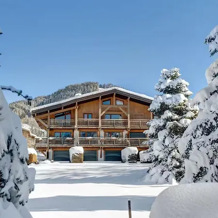 アパート With Garden On The Snow Front メジェーヴ